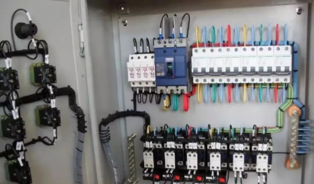 如果計算機房沒有配電箱，會發生什么？