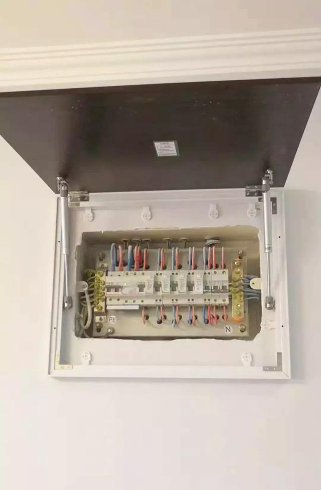配電箱泄漏太難看了，簡單的變化，鄰居們都震驚了！