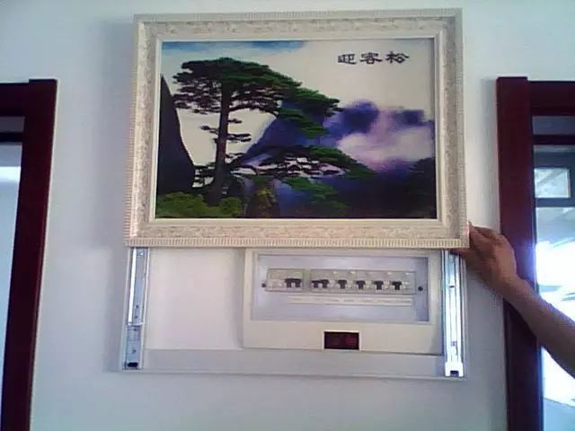 你家人的配電箱隱藏得好嗎？新房子的裝飾看起來很漂亮，因為做得很好。