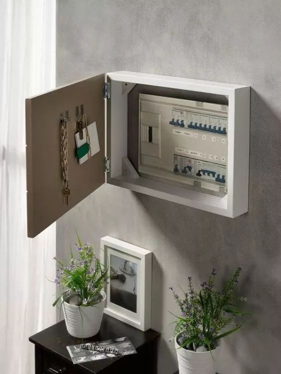 你家人的配電箱隱藏得好嗎？新房子的裝飾看起來很漂亮，因為做得很好。