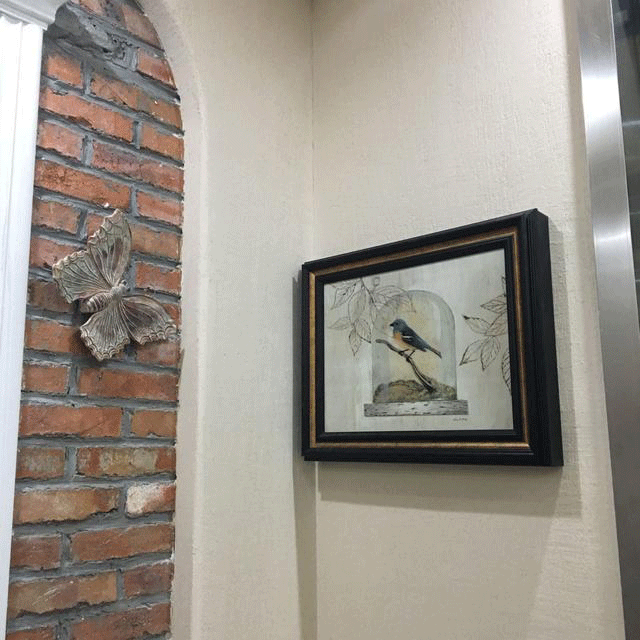 你家人的配電箱隱藏得好嗎？新房子的裝飾看起來很漂亮，因為做得很好。