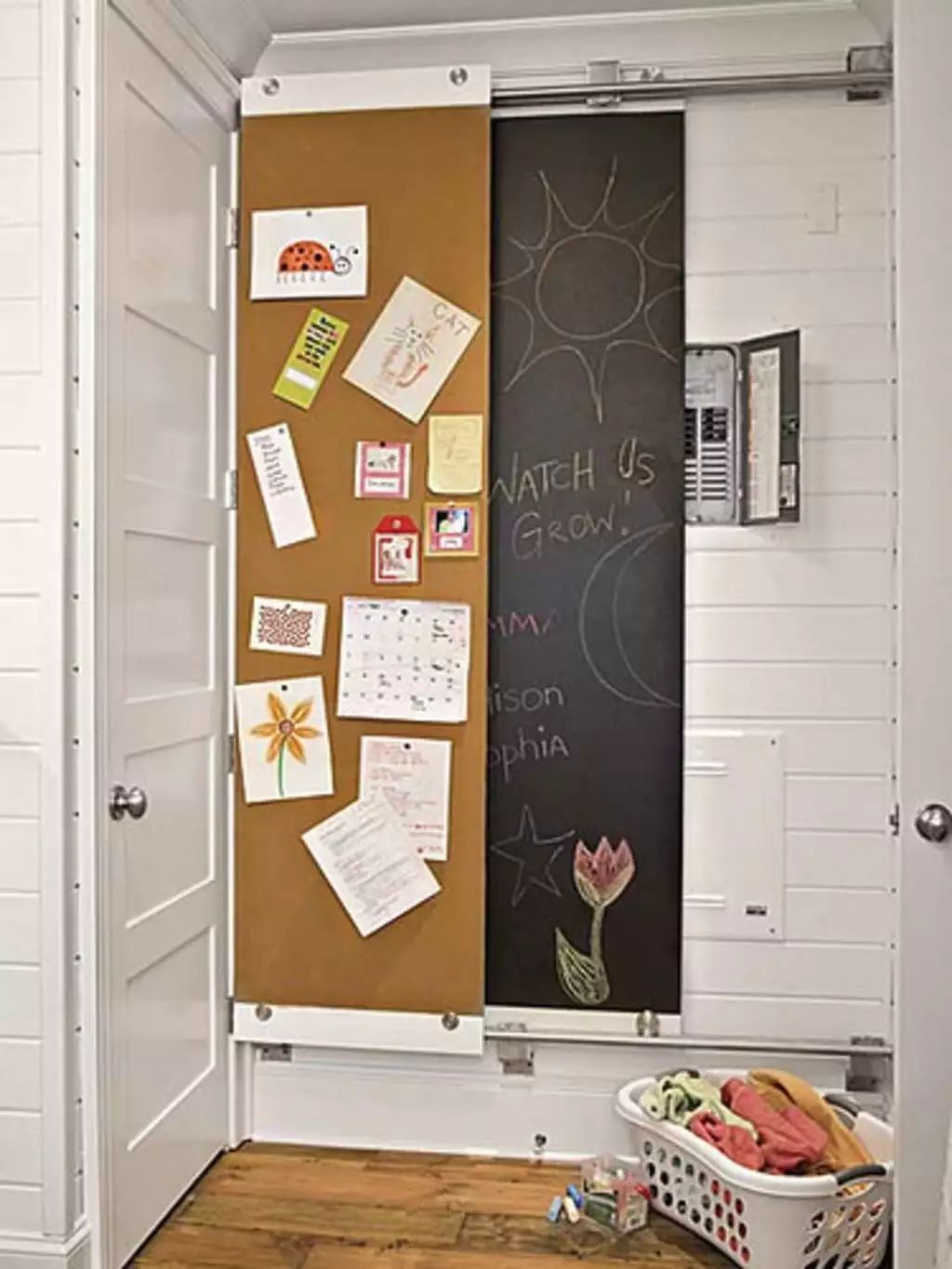 你家人的配電箱隱藏得好嗎？新房子的裝飾看起來很漂亮，因為做得很好。