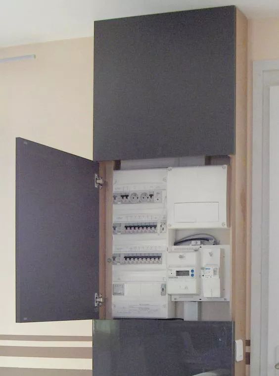 你家人的配電箱隱藏得好嗎？新房子的裝飾看起來很漂亮，因為做得很好。