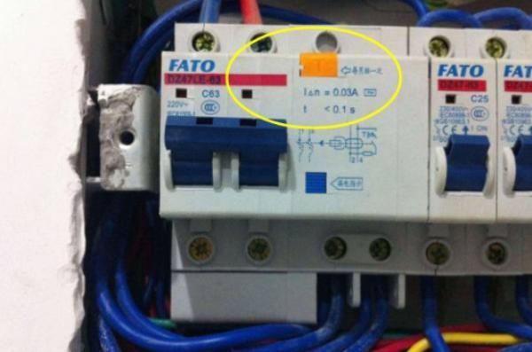 配電箱在此生命安全鍵中，務必記住每月按一次，事故會遲到