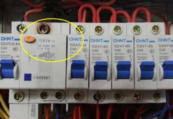 配電箱在此生命安全鍵中，務必記住每月按一次，事故會遲到