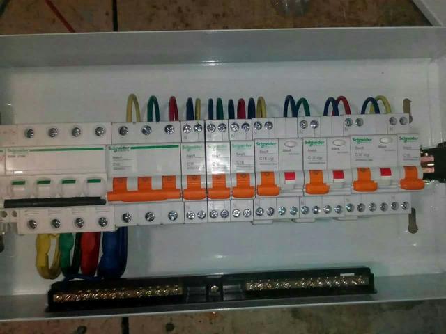 跟著師傅學做配電箱,看到師傅的手藝,我不好意思開始