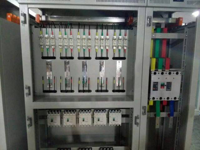 跟著師傅學做配電箱,看到師傅的手藝,我不好意思開始