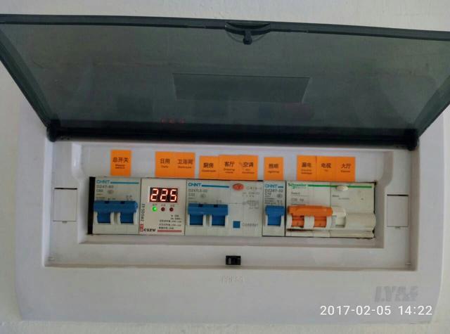 跟著師傅學做配電箱,看到師傅的手藝,我不好意思開始