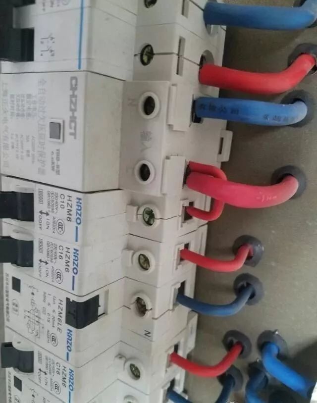 在一個建筑工地,一個建筑電工應該如何安裝一個居民配電箱!與新加入者分享