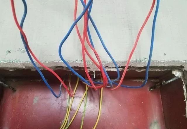 在一個建筑工地,一個建筑電工應該如何安裝一個居民配電箱!與新加入者分享